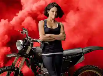 Michelle Rodriguez en una imagen promocional de 'Rápidos y furiosos 9'