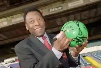 31 de octubre del 2000: Pelé durante una llamada de fotografías durante AXA en Wembley en Londres.