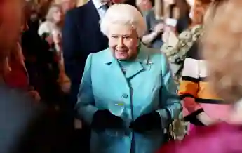 La Reina Isabel II en un acto
