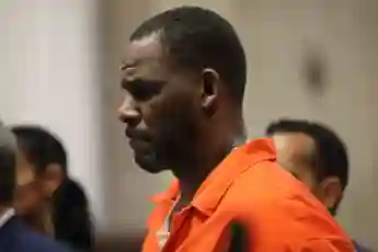 R Kelly se présente au tribunal de Chicago pour une audience de mise en état