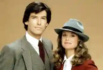 Remington Steele Cast : Hier et aujourd'hui aujourd'hui 2021 2022 où sont-ils acteur actrice stars Pierce Brosnan NBC séries télévisées