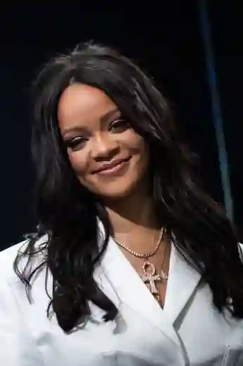 Rihanna posa durante un acto promocional de su marca Fenty en París.