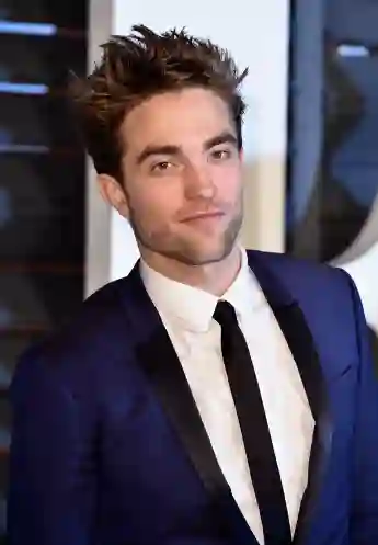 La estrella de "Crepúsculo", Robert Pattinson, celebró con Sienna Miller y Tom Sturridge en la fiesta de los Oscar de Vanity Fair