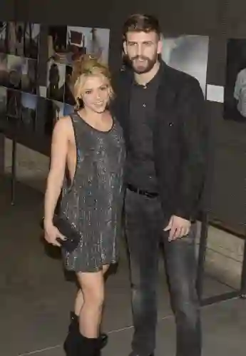 Shakira en un traje sexy de neben ihrem Mann Gerard Piqué