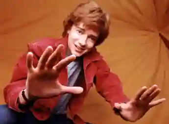Topher Grace en una imagen promocional de la serie 'That 70's Show'