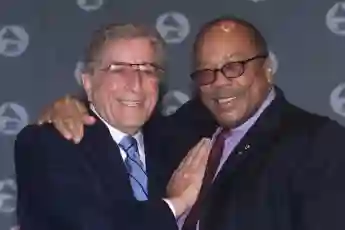 Tony Bennett et Quincy Jones annoncent les nominations aux Grammy Awards, 2002