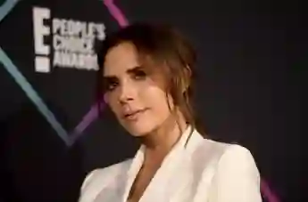 Victoria Beckham, recipient of the 2018 Fashion Icon Award, poses in the press room during the People's Choice Awards 2018 at Barker Hangar on November 11, 2018 in Santa Monica, California