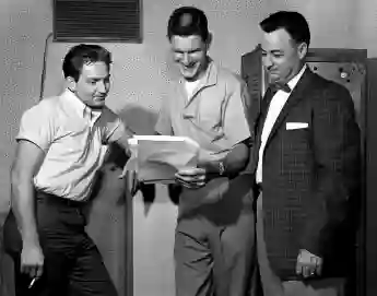 Divertissement : Country Music historique 15 juillet 1961 ; Nashville, TN, USA ; L'ex-fiddler Hal Smith, à droite, de Curtis Artist