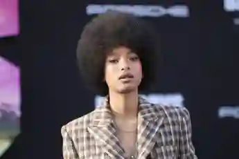 willow smith hot sexy bareback revealing music clip backstage look