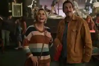 Adam Sandler y Julie Bowen en una escena de la película 'Hubie Halloween'