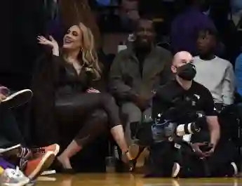 Adele y Rich Paul en el partido de la NBA de Los Angeles Lakers contra los Golden State Warriors el 19 de octubre de 2021