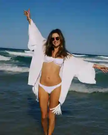 Alessandra Ambrosio Wears Tiny Bikini At 40! Does She Even Age?