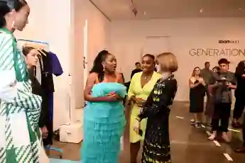 Anifa Mvuemba y Ana Wintour en la pasarela de Teen Vogue
