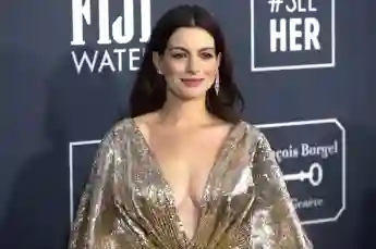 Anne Hathaway at the 25th Critics Choice Awards ceremony at Barker Hangar. Santa Monica, 01/12/2020