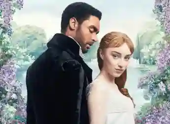 Regé-Jean Page and Phoebe Dynevor in a promotional image for the series 'Bridgerton'