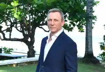 Daniel Craig slips into the role of the agent for the last time in the new "James Bond" film