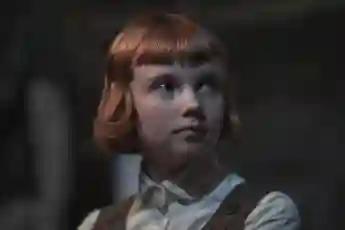 Se puede ver a Isla Johnston en 'Gambito de dama' como la joven Beth