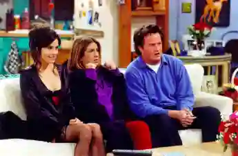 Monica, Chandler y Rachel en Friends