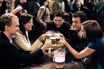 Neil Patrick Harris, Cobie Smulders, Josh Radnor, Jason Segel & Alyson Hannigan in 'How I Met Your Mother'.