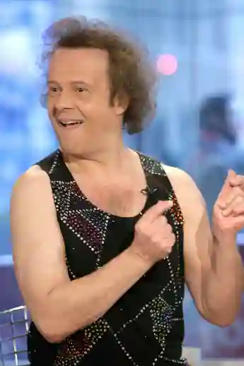 THE TODAY SHOW, Richard Simmons shares exercise tips with school children, (aired February 8, 2007), 1952-, photo: Virgi