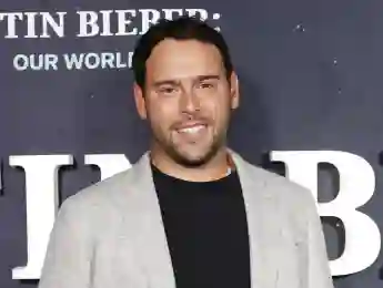 Scooter Braun arrives on the red carpet at the NY special screening event for Amazon Prime s upcoming doc with Justin B