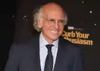 19 octobre 2021 - Los Angeles, Californie - Larry David et Ashley Underwood. La saison 11 de Curb Your Enthusiasm, diffusée sur HBO, a commencé.