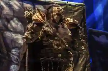 Tomi Mr. Lordi Putaansuu von Lordi live in der ZAG Arena. Hannover, 02.05.2023 *** Tomi Mr Lordi Putaansuu by Lordi live