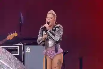 Sängerin Pink live bei einem Konzert ihrer Summer Carnival -Tour im RheinEnergieStadion. Köln, 08.07.2023 NRW Deutschlan