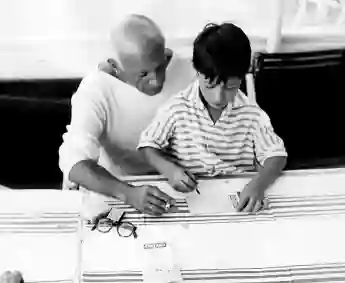 PABLO PICASSO ET SON FILS CLAUDE.JUIN 1957. / PABLOPICASSOOBIT U.S. PUBLICATIONxINxGERxSUIxAUTxONLY - ZUMAg49_ 20110101_gaf_