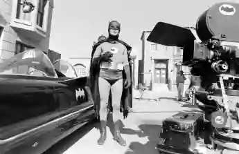 Adam West, portant un costume d'homme chauve-souris, Californie, États-Unis, 18 février 1966.Yale