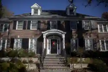 ENTER-MOVIE-HOME-ALONE-CHICAGO-1-TB The original house used in the Home Alone movies is located in the North Shore subur