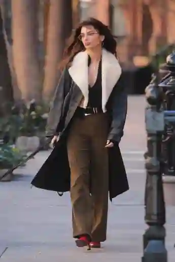 Emily Ratajkowski is seen walking her dog Colombo in New York City Featuring: Emily Ratajkowski Where: New York, New Yor