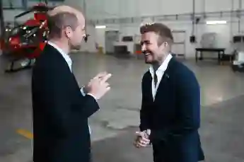 Le Prince William visite la RAF Northolt Le Prince William et David Beckham visitent la RAF Northolt pour voir deux nouvelles London Air Ambula