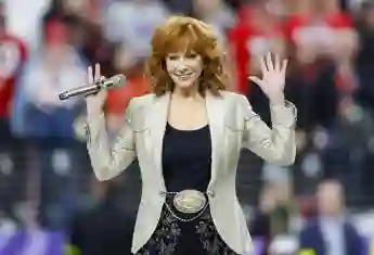 Reba McEntire, icône de la musique country et lauréate d'un Grammy Award, chante l'hymne national pendant le premier quart d'heure du Super Bow.