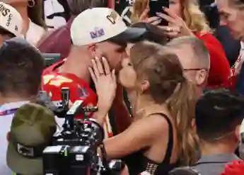 Kansas City Chiefs tight end Travis Kelce kisses his girlfriend Taylor Swift after the Chiefs defeated the San Francisco