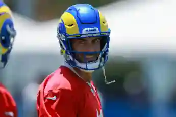 LOS ANGELES, CA - 27 JUILLET : Le quarterback des Los Angeles Rams Jimmy Garoppolo (11) pendant le camp d'entraînement des Los Angeles Rams o