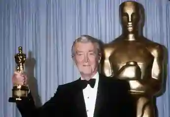James Stewart (1908-1997) holds his honorary Oscar 25 March 1985 in Hollywood at the 57th Annual Academy Awards