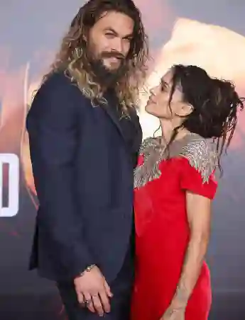 Jason Momoa sorprende a la esposa Lisa Bonet con un Mustang restaurado de 1965; Su primer auto.