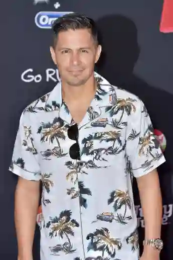 Jay Hernandez is the new "Thomas Magnum" in CBS' Magnum P.I..