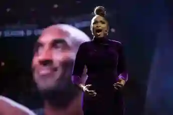 Jennifer Hudson paid tribute to Kobe Bryant during an emotional performance at the NBA all-star game