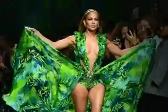 Jennifer Lopez vistiendo Versace en 2019