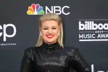 Kelly Clarkson Shares She Was Treated Badly At An Awards Show