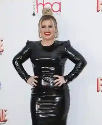 Kelly Clarkson Wows The Crowd (Again!) With Fantastic Britney Spears Cover - Listen To It Here!