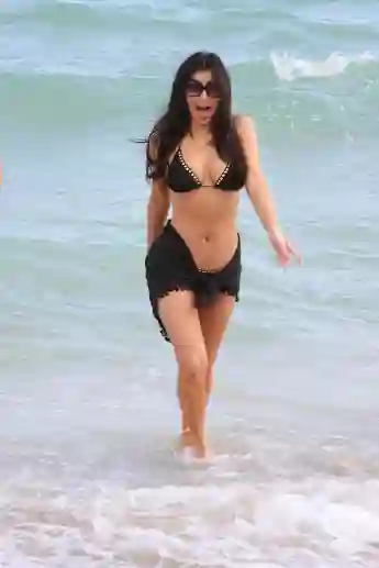 Kim Kardashian usa bikini en la playa