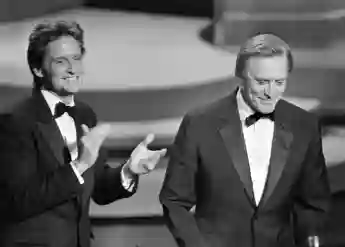 Michael Douglas (L) applauds his father US actor Kirk Douglas (R) during the 57th Annual Academy Awards, on March 25, 1985, in Hollywood, California