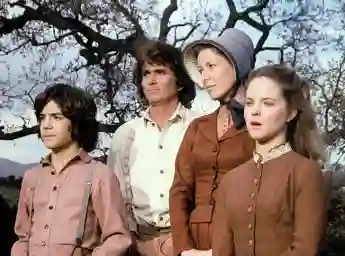 Matthew Laborteaux, Michael Landon, Karen Grassle y Melissa Sue Anderson en una escena de la serie 'Little House on the Prairie'