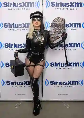 Lady Gaga con look de tirantes