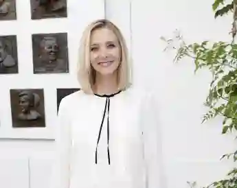 Lisa Kudrow Talks Revisiting "Smelly Cat" For 'Friends' Reunion