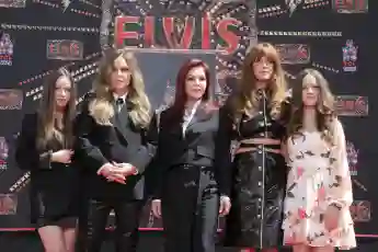 Lisa Marie Presley with her twins, her older daughter and her mother Priscilla