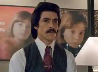Óscar Jaenada en una escena de 'Luis Miguel: la serie'